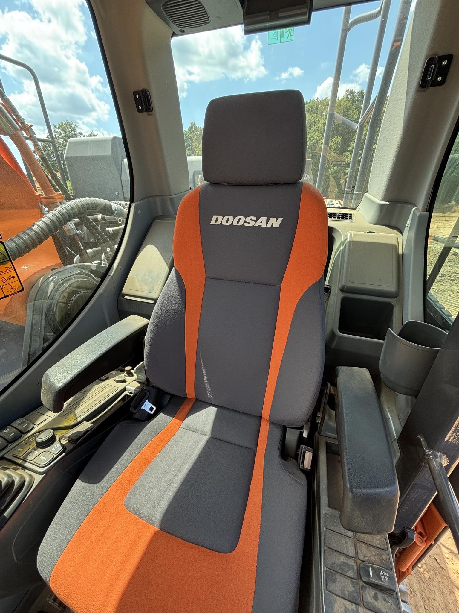 HITACHI内装用 DESIGN｜ZX200-7｜中型油圧ショベル｜販売商品から探す｜商品