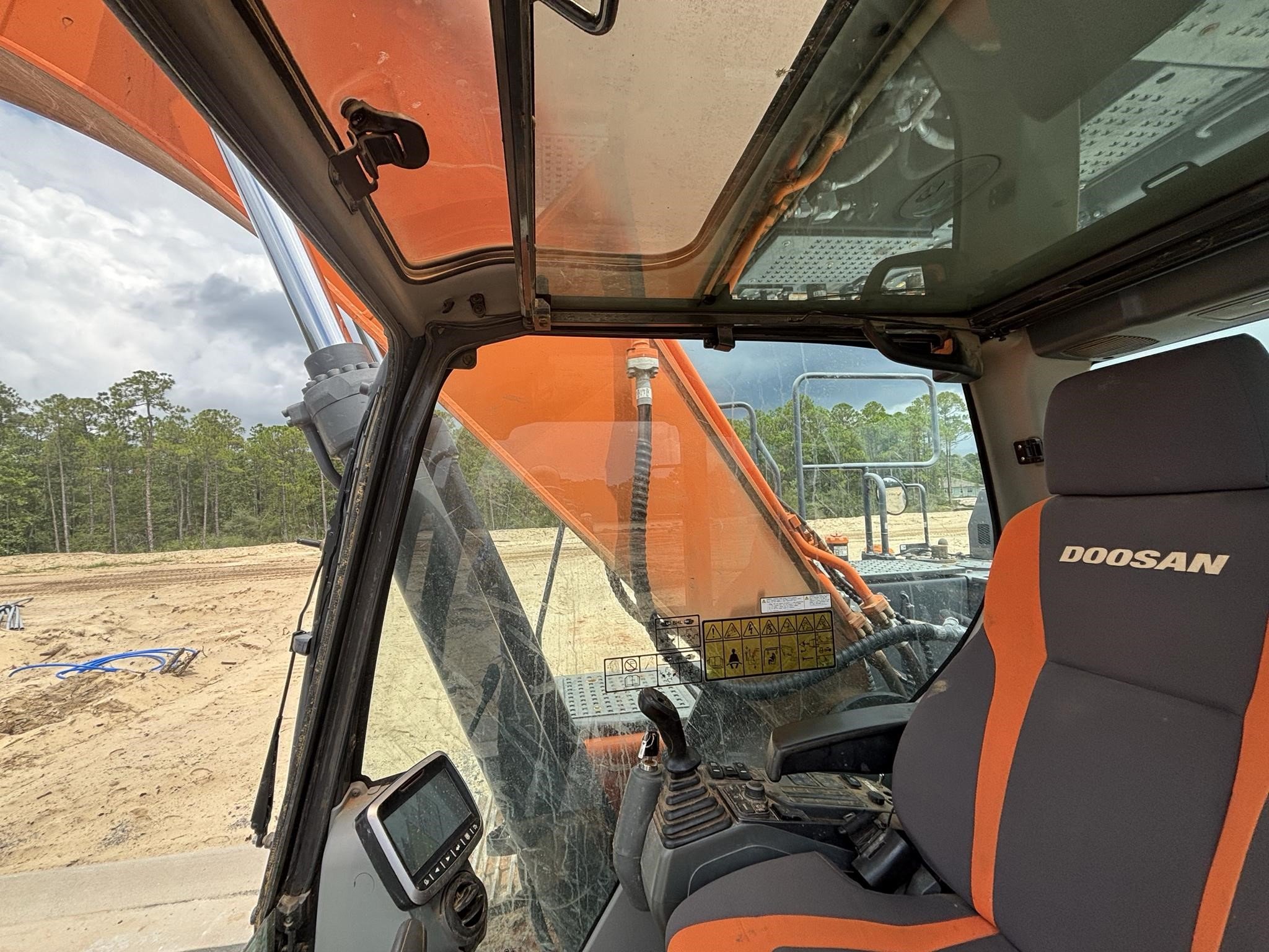 HITACHI内装用 DESIGN｜ZX200-7｜中型油圧ショベル｜販売商品から探す｜商品